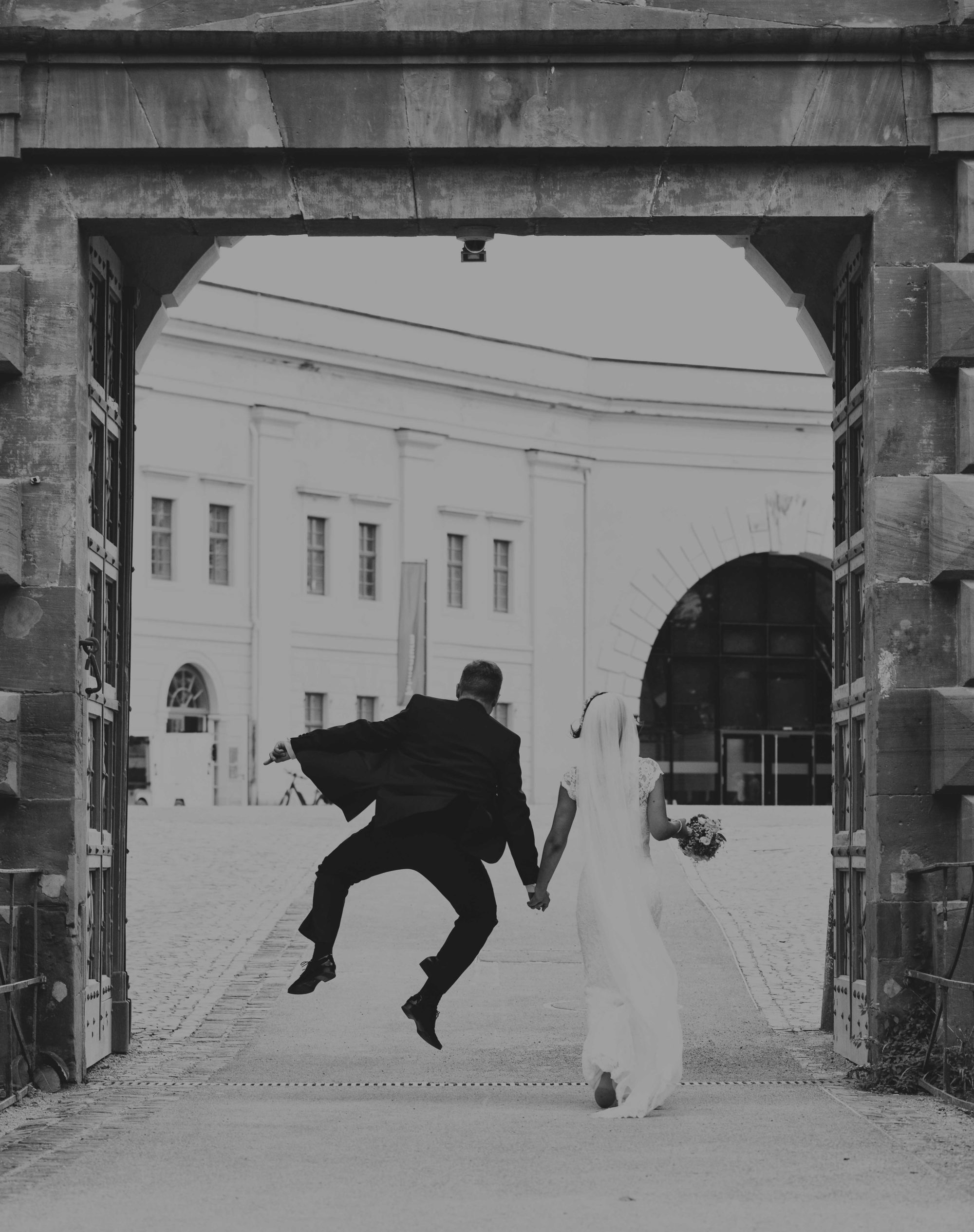 Hochzeit 05 Zufriedener Bräutigam, der fröhlich springt und seine Freude über die Hochzeit ausdrückt.