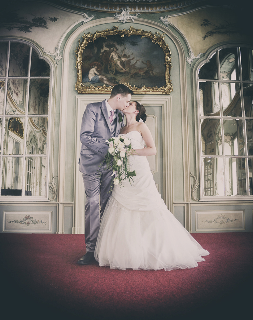 Hochzeit 29 Atmosphärisches Outdoor-Portrait eines Brautpaares beim Kuss.