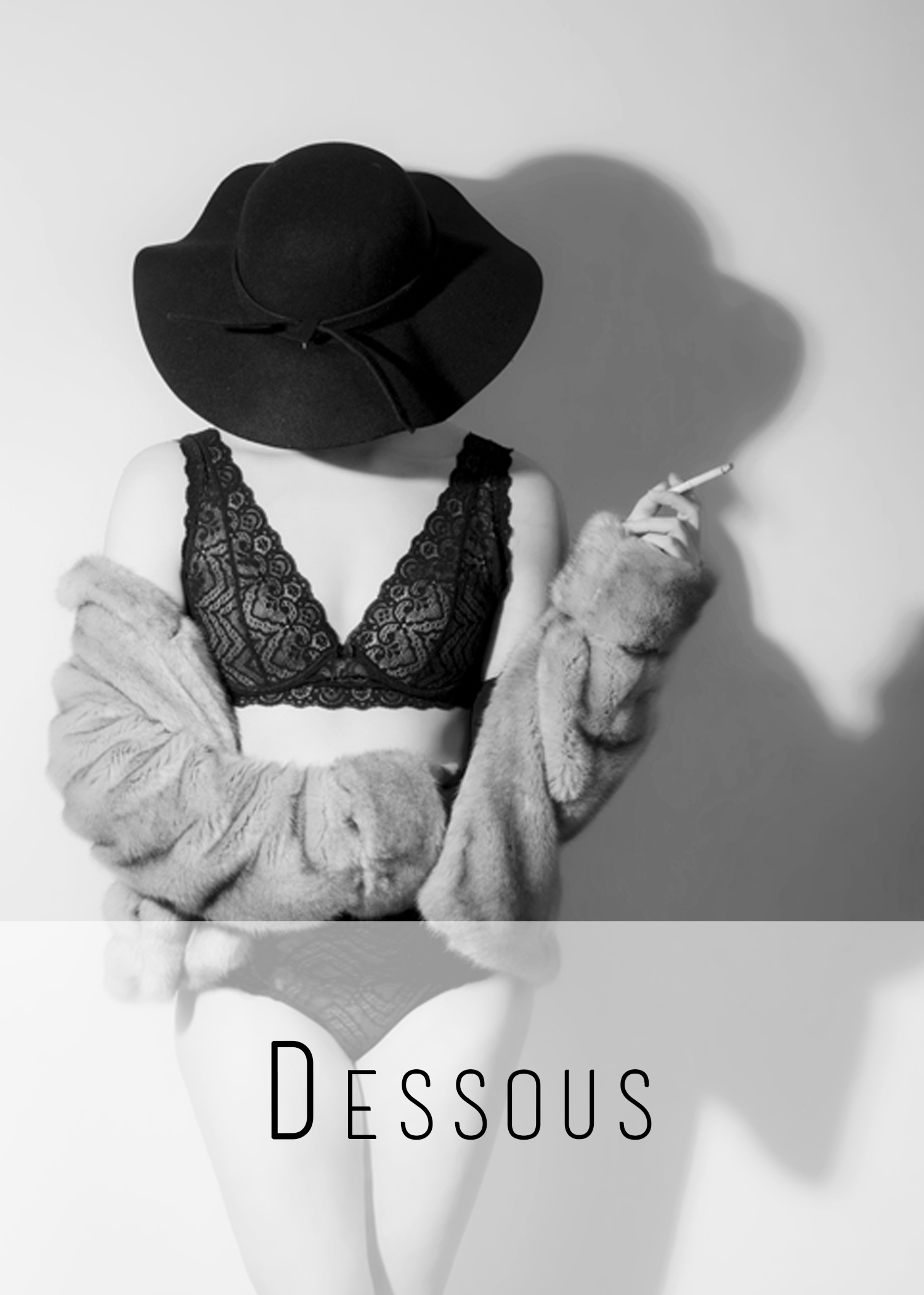 Elegante Frau in Schwarz-Weiß, die in Dessous und einem Pelz posiert, aufgenommen in der Aktfotografie von Fotostudio Reuther, die Schönheit und Ästhetik verkörpert.