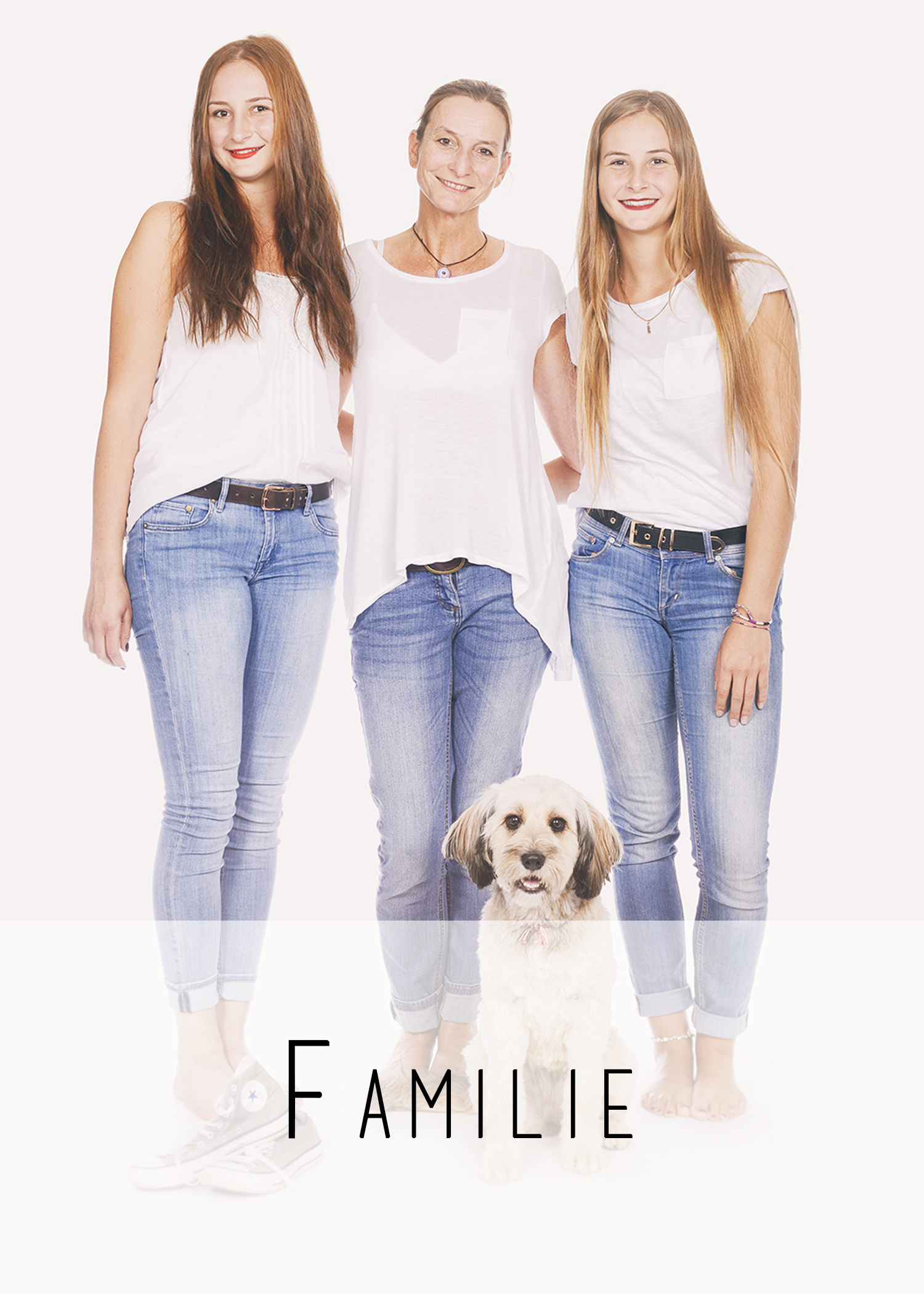 Stilvolles Familienportrait einer Mutter mit ihren beiden Töchtern, aufgenommen von Fotostudio Reuther, das die liebevolle Verbindung zwischen ihnen zeigt.