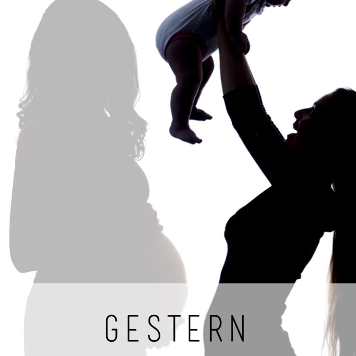 GNS - Gestern noch schwanger Emotionale Aufnahme einer Mutter mit ihrem Kind, während im Hintergrund ihr schwangere Selbst zu sehen ist, symbolisiert die Vorfreude und den Wandel der Mutterschaft.