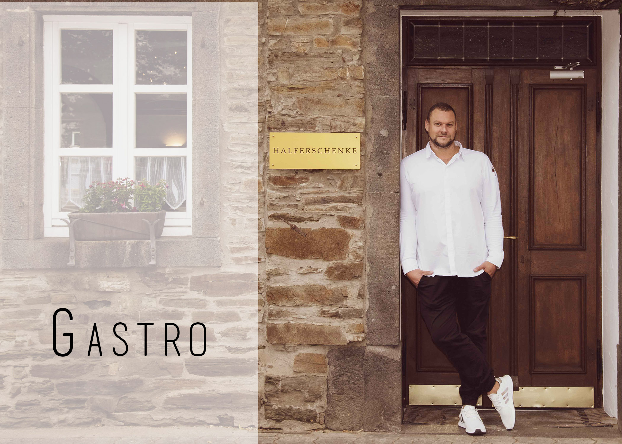 Küchenchef am Eingang seines Restaurants, der die Leidenschaft und Professionalität in der Gastronomiefotografie von Fotostudio Reuther repräsentiert.
