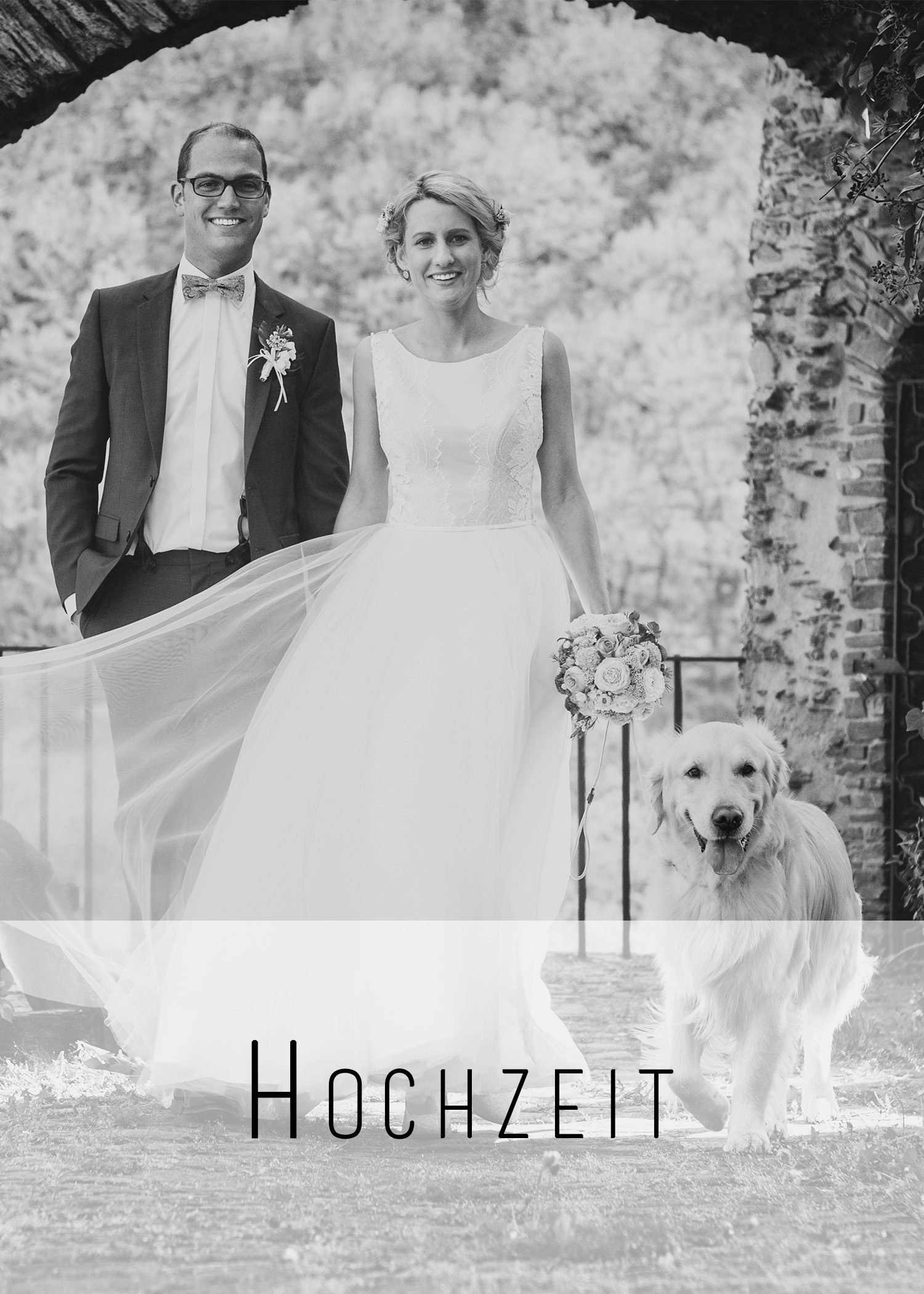 Glückliches Hochzeitspaar in Schwarz-Weiß, das den besonderen Moment ihrer Eheschließung feiert, festgehalten in der Hochzeitsfotografie von Fotostudio Reuther.