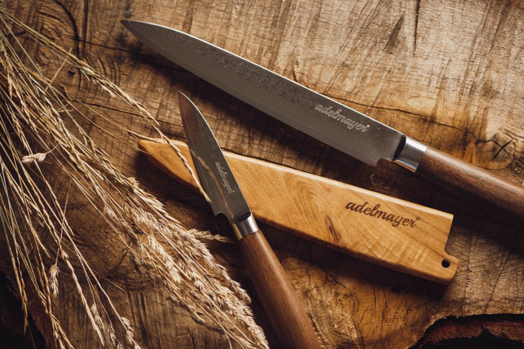 Detailaufnahme der Messer der Hausmarke Halferschenke, die die Klingen, Griffe und die hochwertige Verarbeitung zeigen.