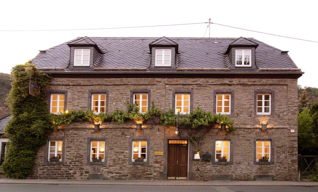 Gesamtaufnahme des Gebäudes des Hotels Halferschenke, die die gesamte Struktur und das Umfeld präsentiert.