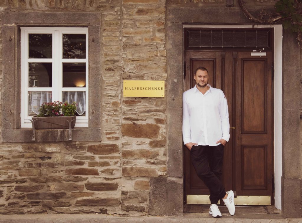 Portrait des Chefs der Halferschenke, das seine Professionalität und Persönlichkeit in einem ansprechenden Umfeld zeigt.