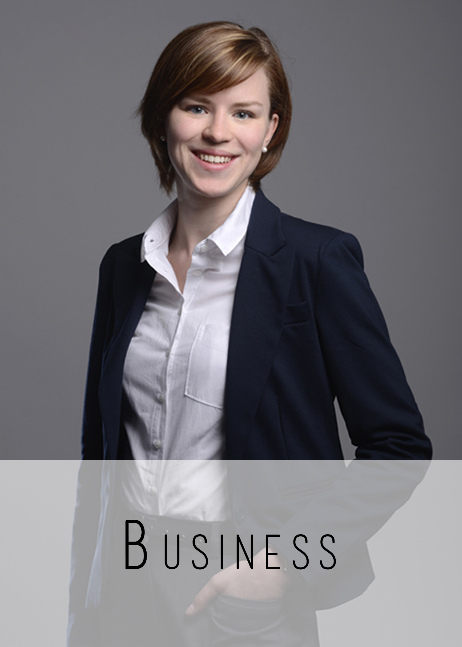 Selbstbewusste junge Frau im Anzug, die für Bewerbungsfotos posiert, aufgenommen von Fotostudio Reuther, um einen professionellen Eindruck zu hinterlassen.