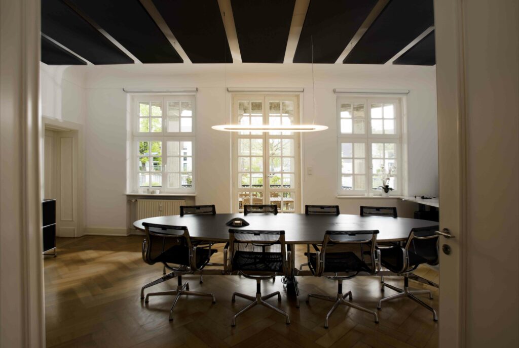 Interieur eines stilvollen Büros fotografiert von Fotostudio Reuther. Immobilienfotografie