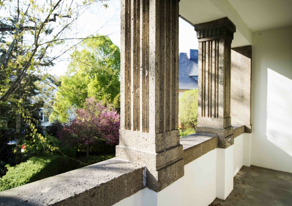 Blick von einer stilvollen Veranda. Immobilienfotografie bei Fotostudio Reuther.