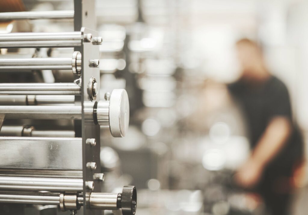 Detailaufnahme der Etikettiermaschine, die die präzise Etikettierung von Produkten zeigt.