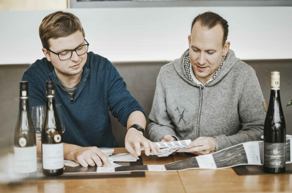 Zwei Männer im Beratungsgespräch über Produktetiketten für die Lebensmittelindustrie.