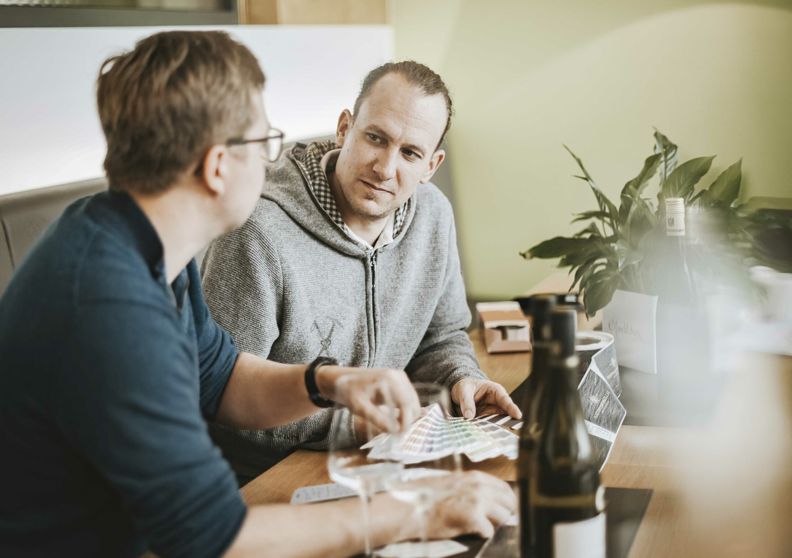 Handwerk_27 Zwei Männer im Beratungsgespräch über Produktetiketten für die Lebensmittelindustrie.