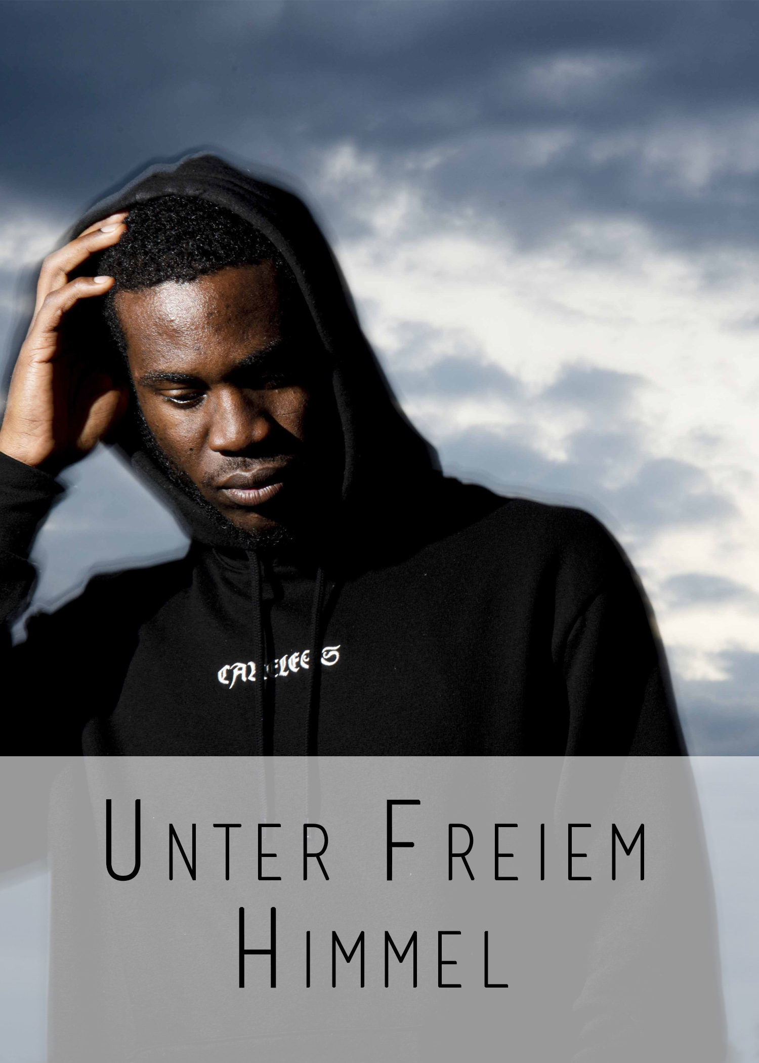 Rapper im Dämmerungslicht, stilvoll in Szene gesetzt in der Outdoorfotografie von Fotostudio Reuther, die die kreative Atmosphäre der Natur unter freiem Himmel einfängt.