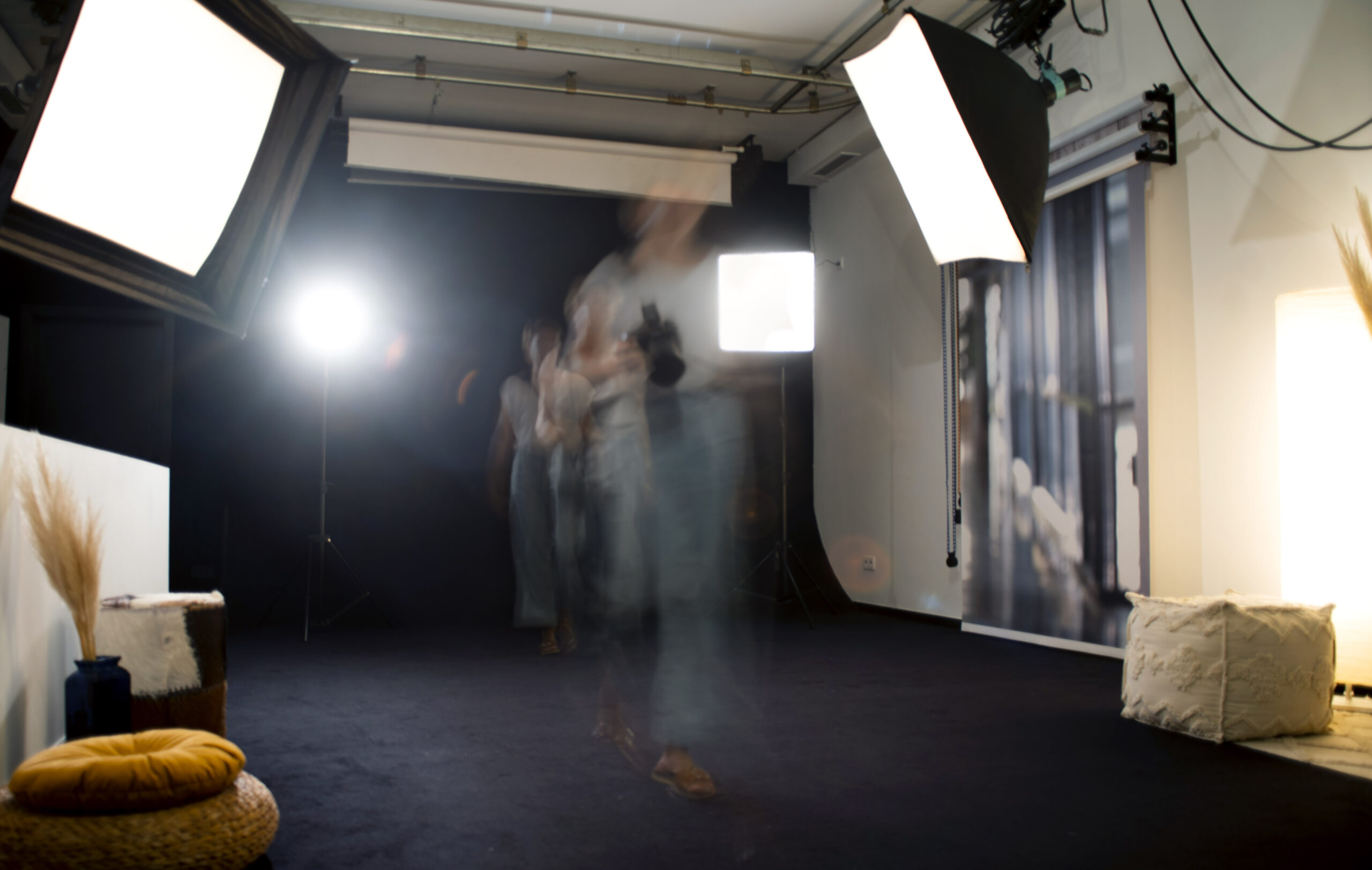 Unser Studio - 05 Im Atelier des Fotostudios Reuther, wo gezielte Spotbeleuchtung eine kreative und professionelle Atmosphäre für Fotoshootings schafft.