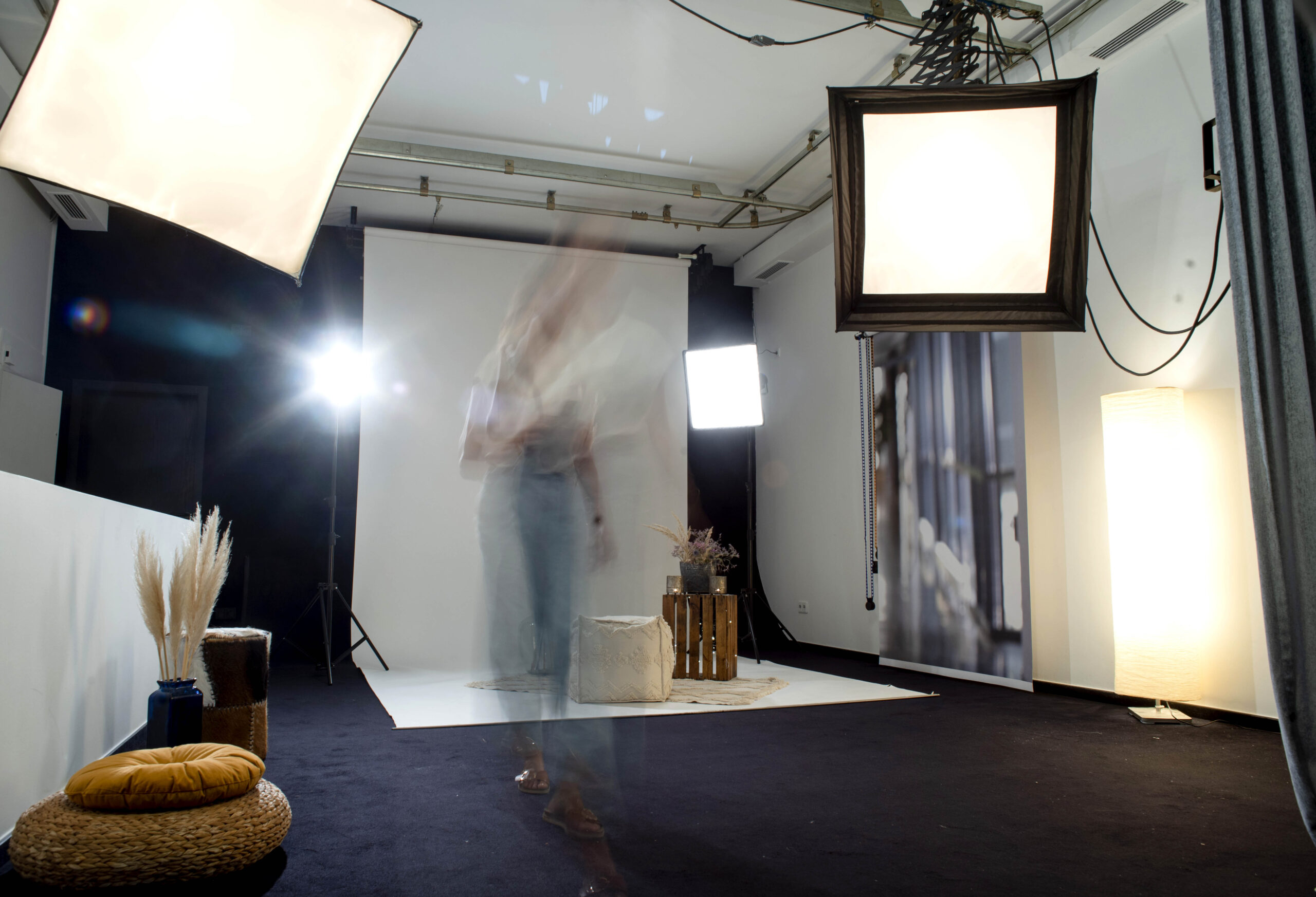 Unser Studio - 04 Im Atelier des Fotostudios Reuther, wo gezielte Spotbeleuchtung eine kreative und professionelle Atmosphäre für Fotoshootings schafft.