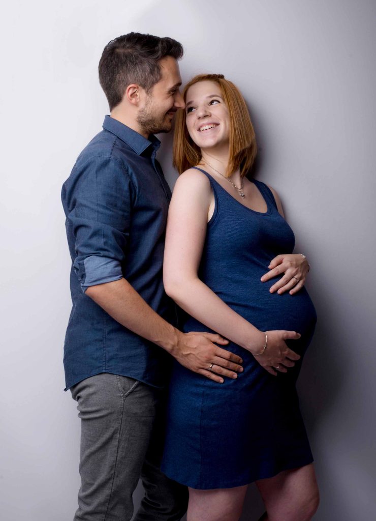 Portrait einer schwangeren Frau mit ihrem Partner.