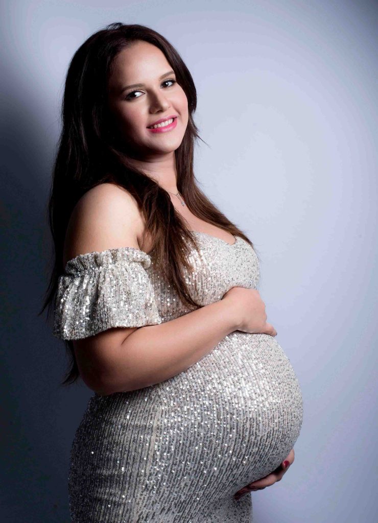 Studioaufnahme einer schwangeren Frau. Schwangerschaftsshooting bei Fotostudio Reuther.