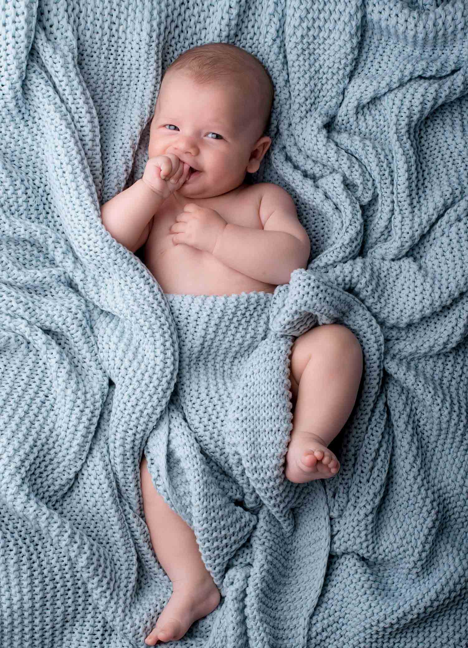 GNS (14) Portrait eines lachenden Babys, das in die Kamera schaut.