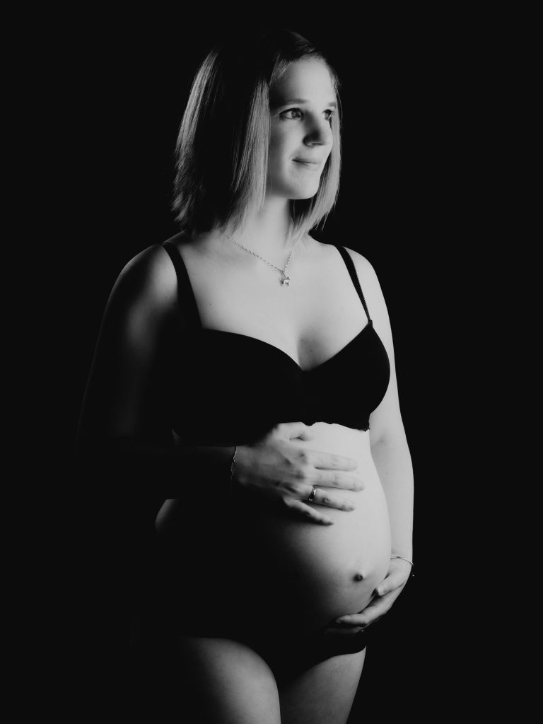Schwarz-Weiß-Portrait einer schwangeren Frau. Schwangerschaftsfotografie Schwangerschaftsshooting bei Fotostudio Reuther.