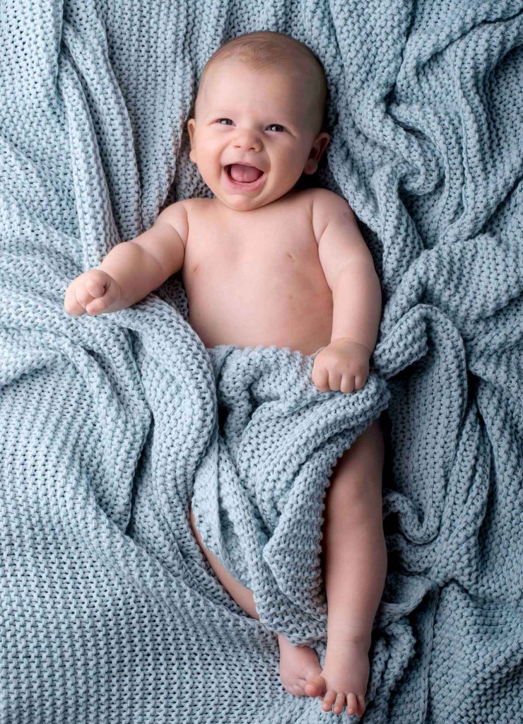 Portrait eines lachenden Babys, das in die Kamera schaut.
