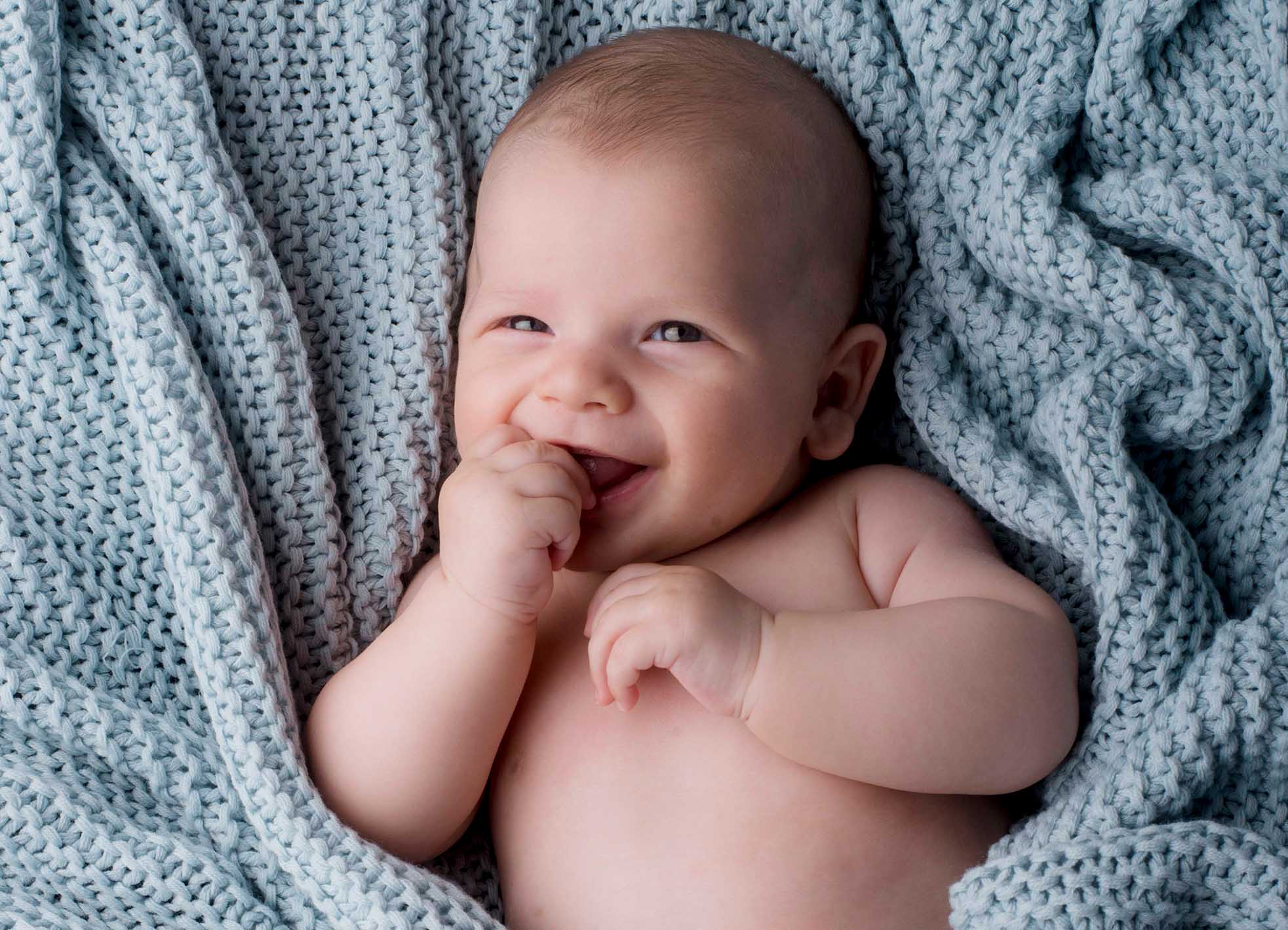GNS (17) Portrait eines lachenden Babys, das in die Kamera schaut.