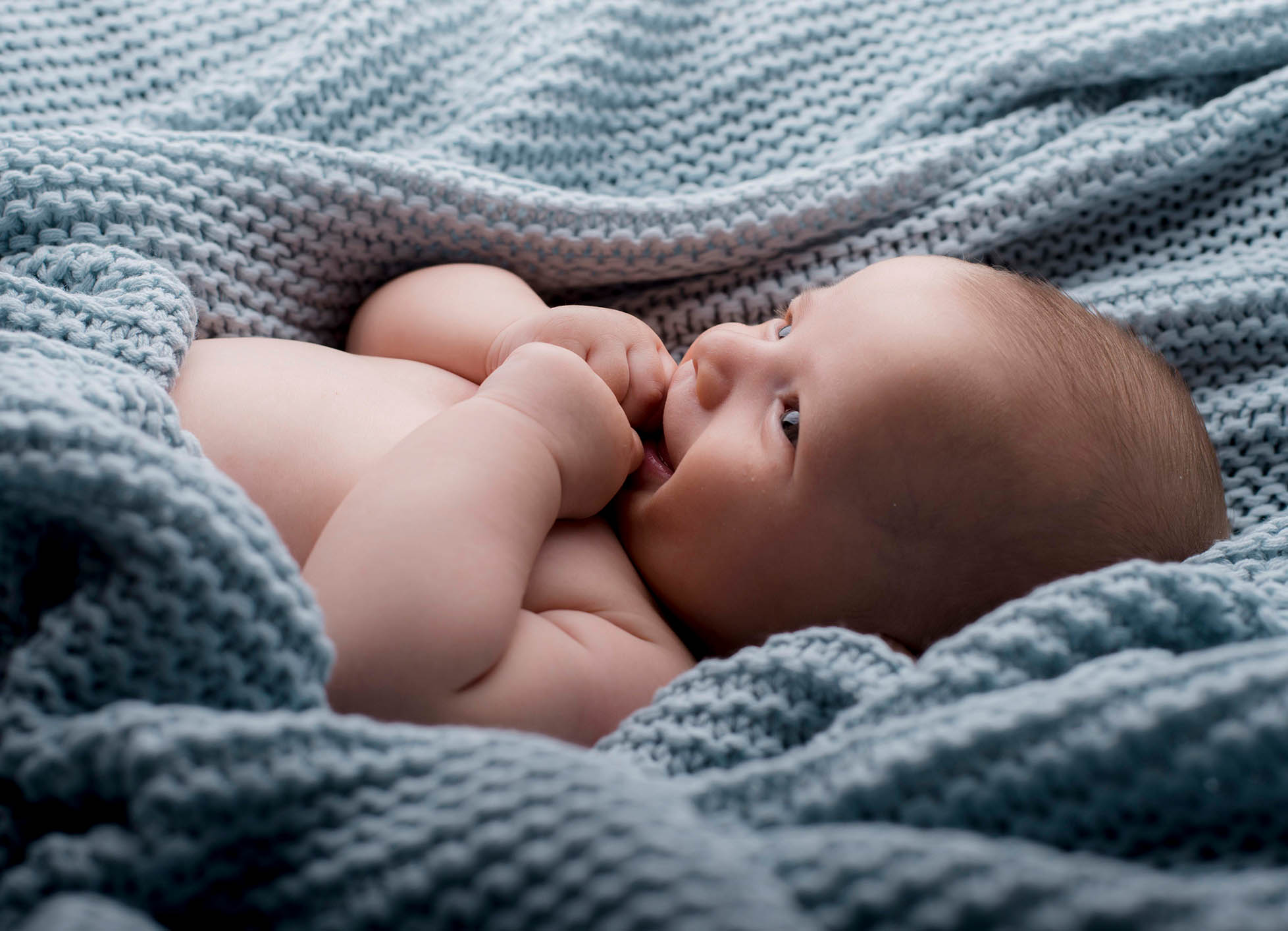 GNS (18) Portrait eines Babys, das in einer Decke gewickelt ist.