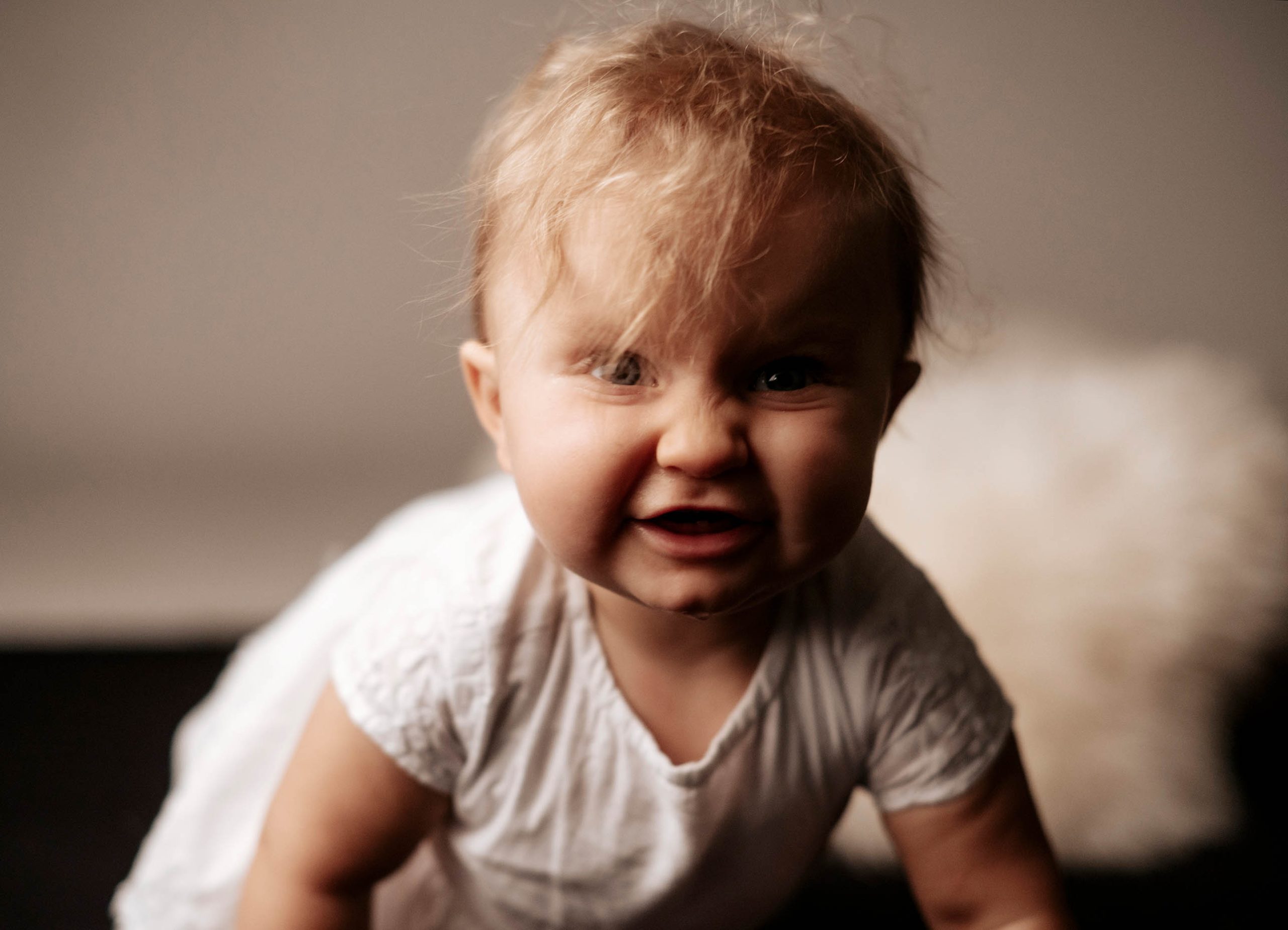 GNS (22) Portrait eines lachenden Babys, das in die Kamera schaut.
