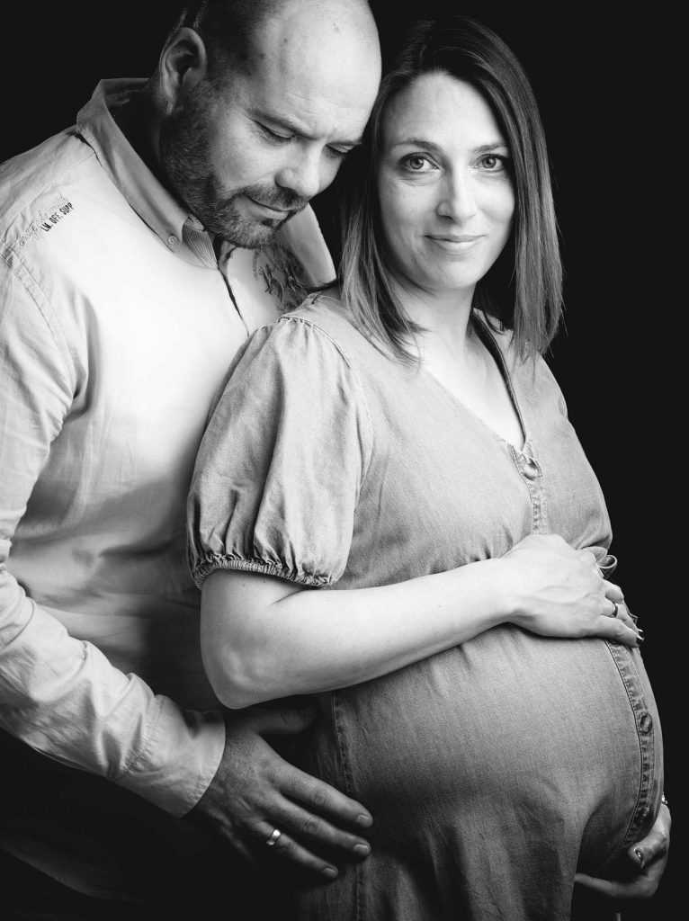 Portrait einer schwangeren Frau mit ihrem Partner.