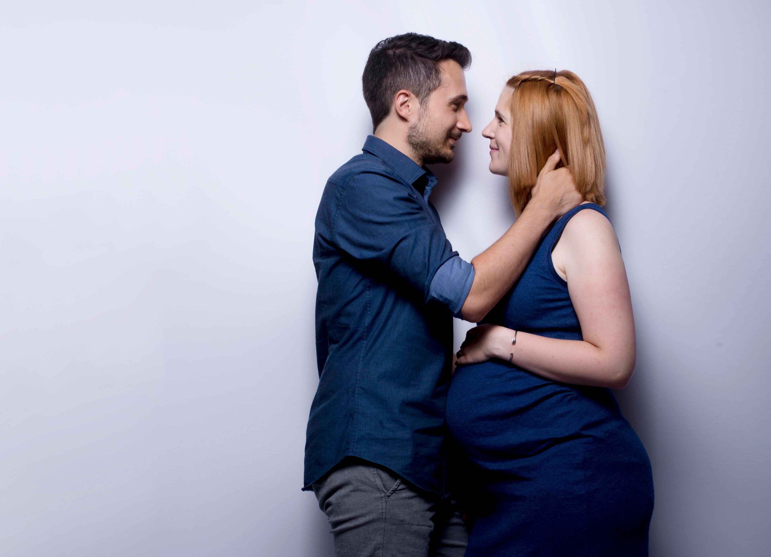 GNS (8) Portrait einer schwangeren Frau mit ihrem Partner.