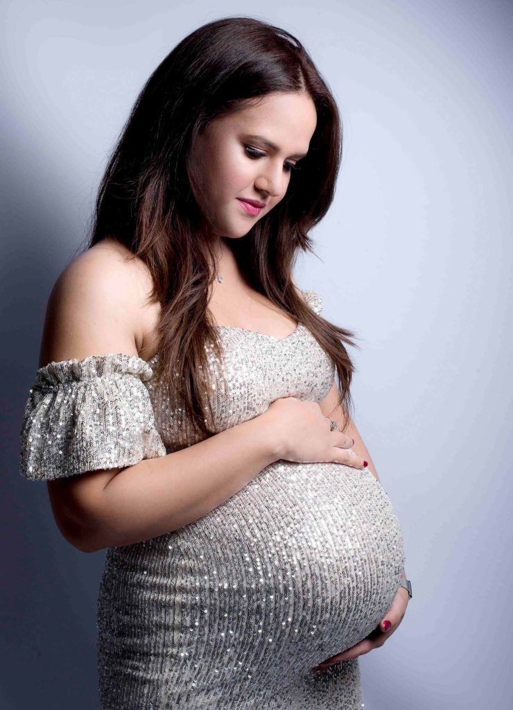 Studioaufnahme einer schwangeren Frau. Schwangerschaftsshooting bei Fotostudio Reuther.
