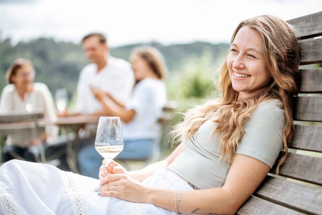 Eine Familie genießt Wein im Weinberg, fotografiert von Fotostudio Reuther