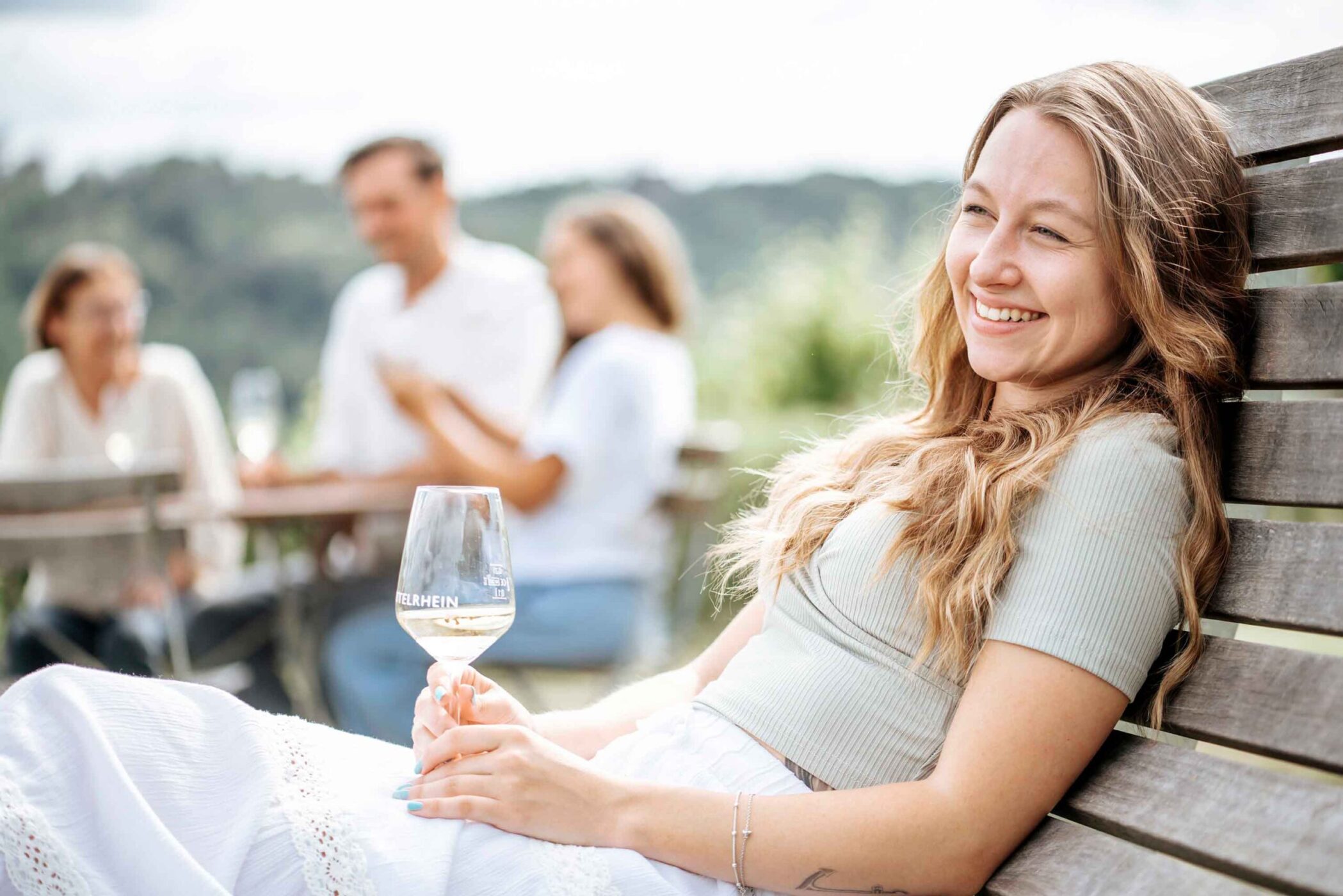 Eine Familie genießt Wein im Weinberg, fotografiert von Fotostudio Reuther
