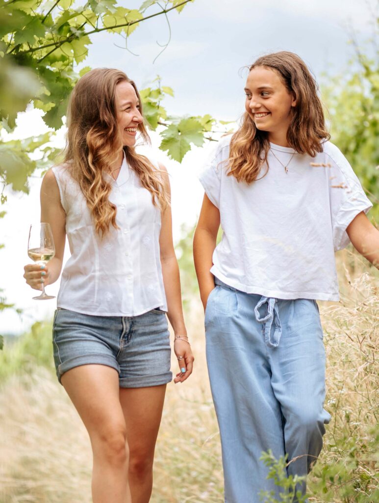 Zwei Frauen gehen durch den Weinberg, fotografiert von Fotostudio Reuther.