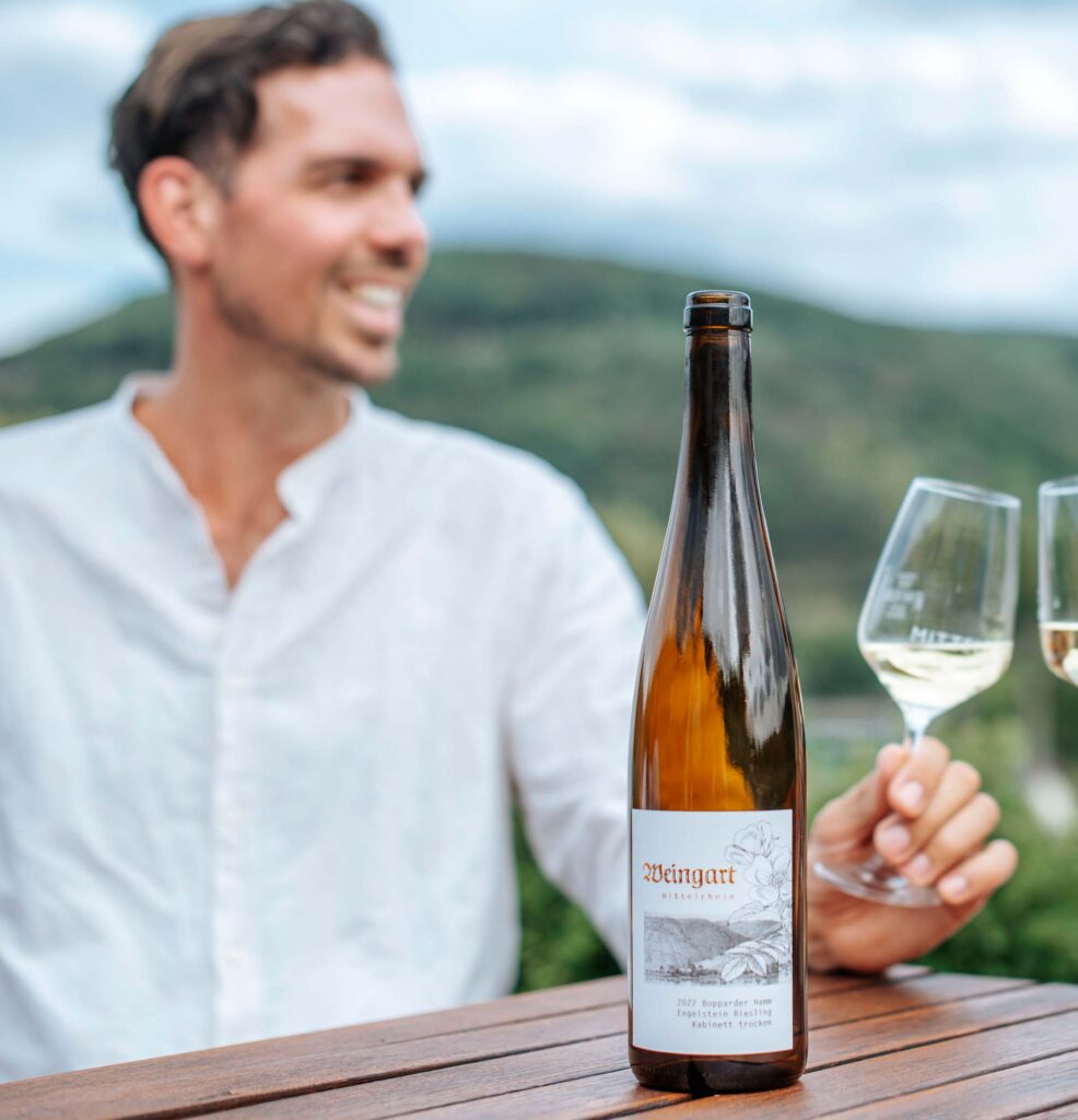 Ein Mann genießt ein Glas Wein im Weinberg, fotografiert von Fotostudio Reuther