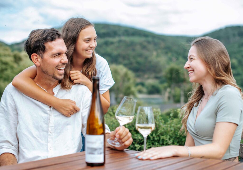 Eine Familie genießt Wein im Weinberg, fotografiert von Fotostudio Reuther