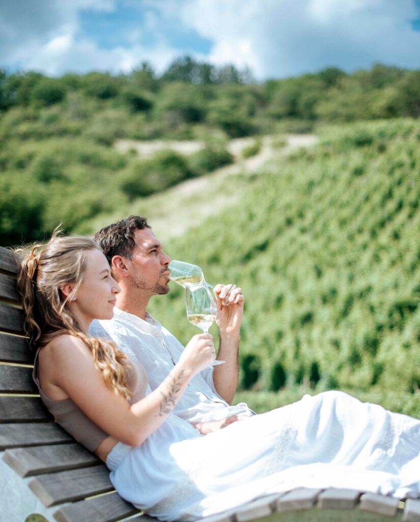 Ein Mann und eine Frau genießen Wein zusammen, fotografiert von Fotostudio Reuther.