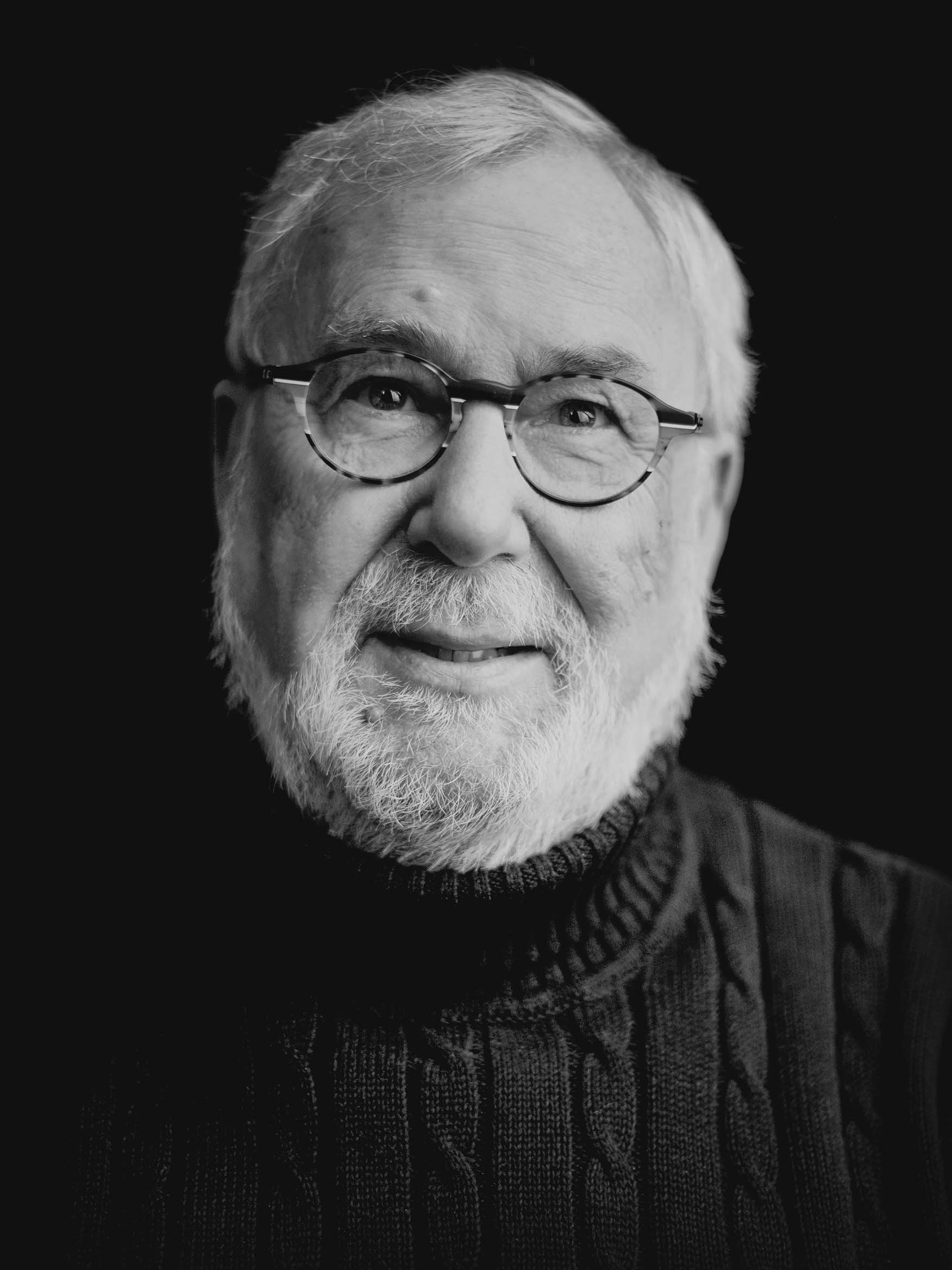 Portrait (1) Schwarz-Weiß-Portrait eines älteren Mannes, der in die Kamera schaut.