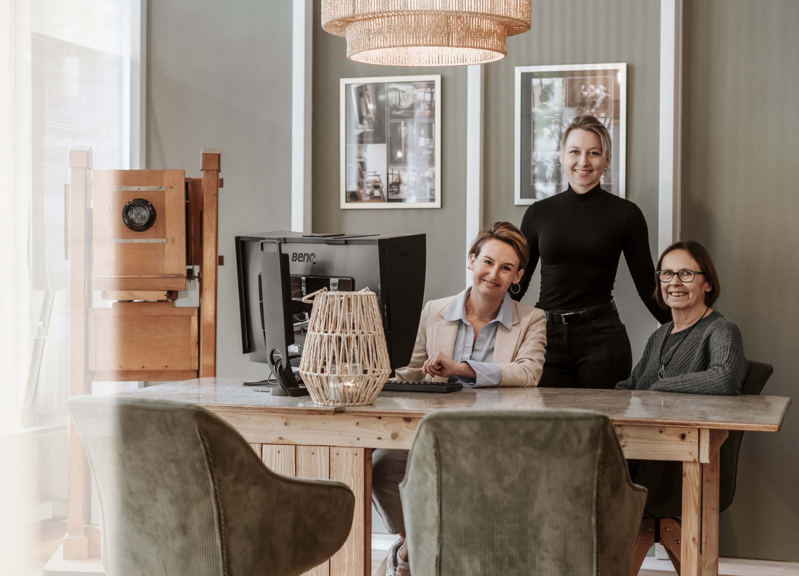 Das Team von Fotostudio Reuther, fotografiert im kreativen Eingangsbereich des Fotostudios.