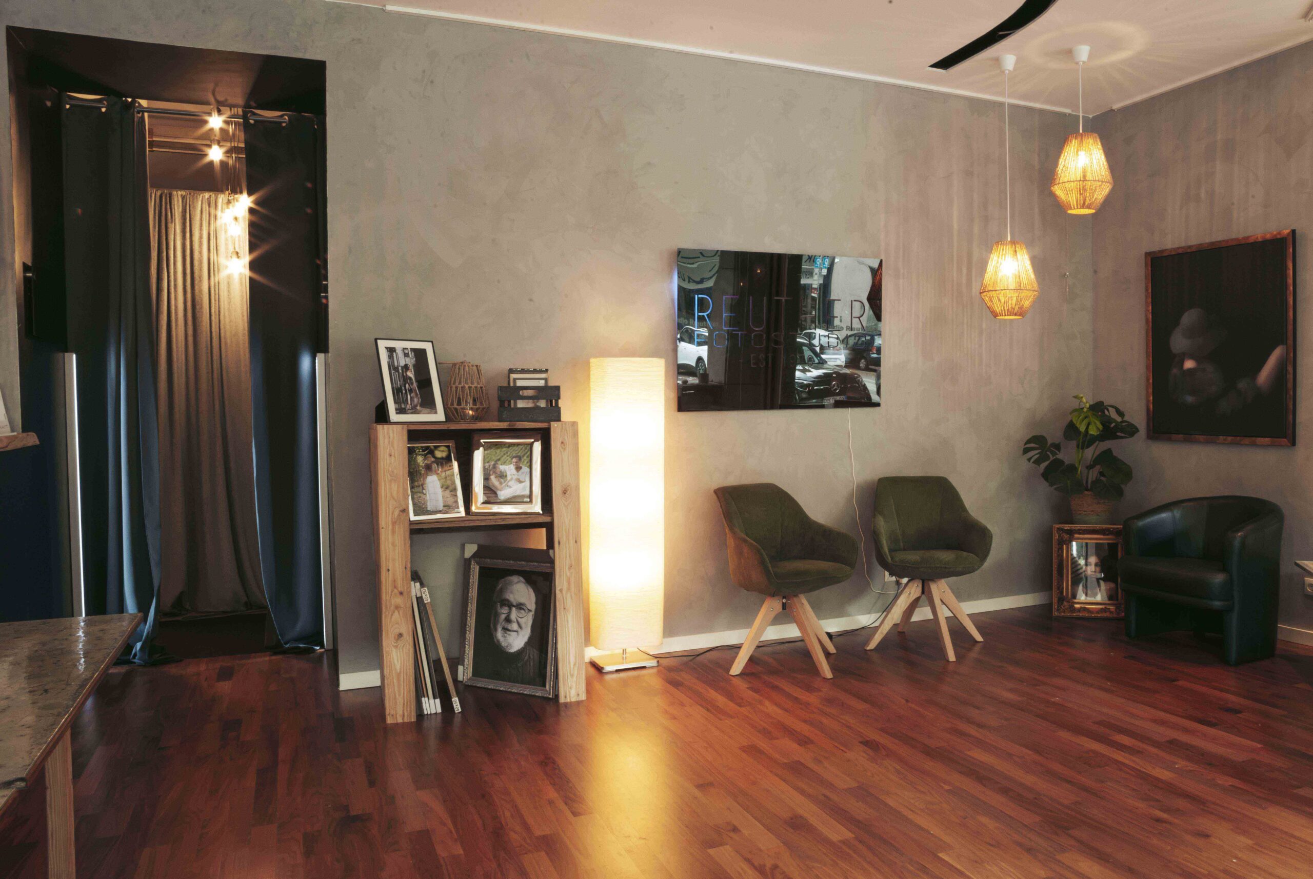 Unser Studio - 11 Blick auf den Eingang zum Atelier des Fotostudios Reuther, der eine kreative und inspirierende Umgebung für Fotografie bietet.