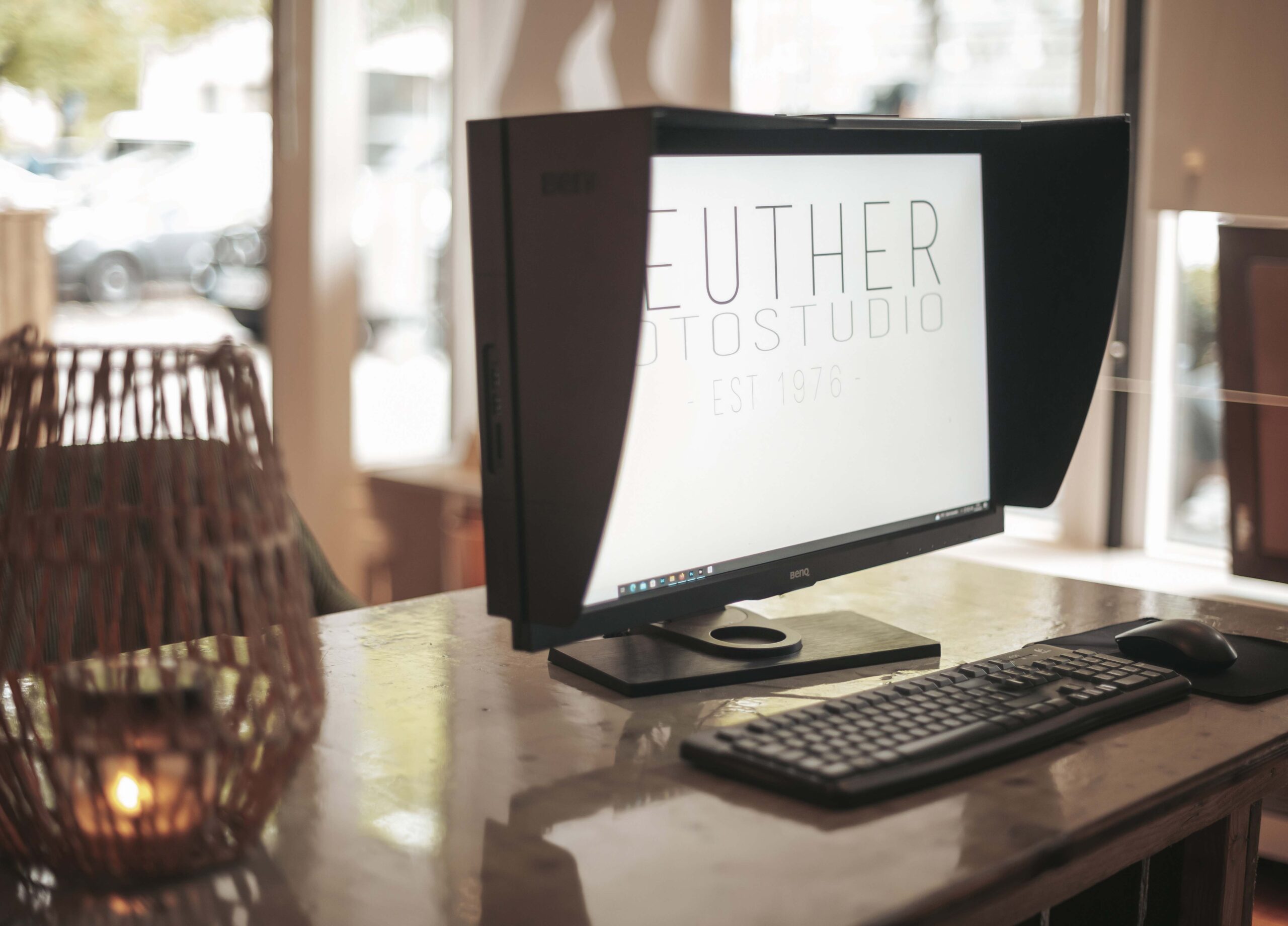 Unser Studio - 06 Der Arbeits-PC im Fotostudio Reuther, ausgestattet mit professioneller Software zur Bildbearbeitung und Verwaltung von Fotoprojekten.