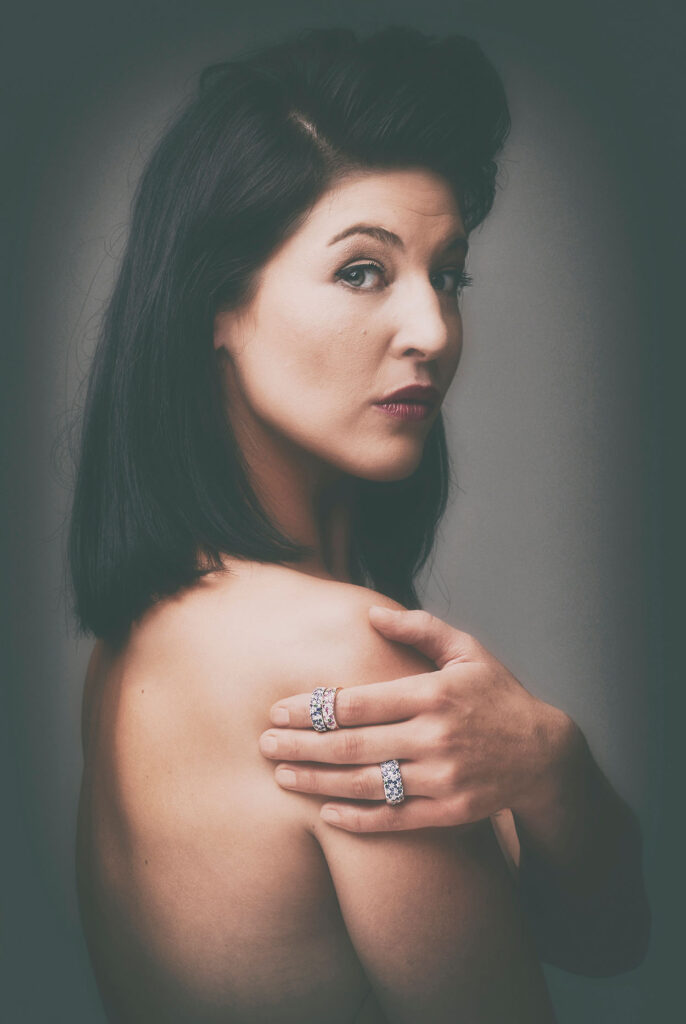 Anmutiges Portrait einer Frau in Dessous von Sarah Reuther, das ihre Schönheit und Eleganz in der Boudoirfotografie einfängt.