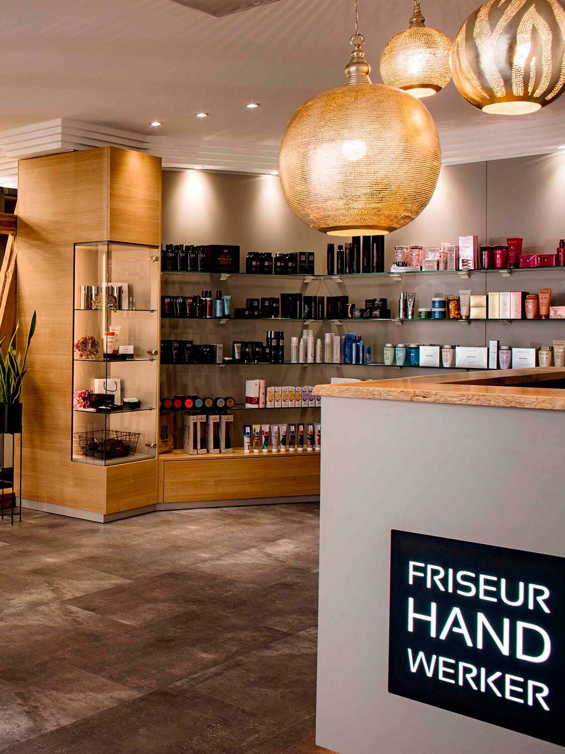 Innenbereich eines modernen Friseursalons, der stilvolle Gestaltung und professionelle