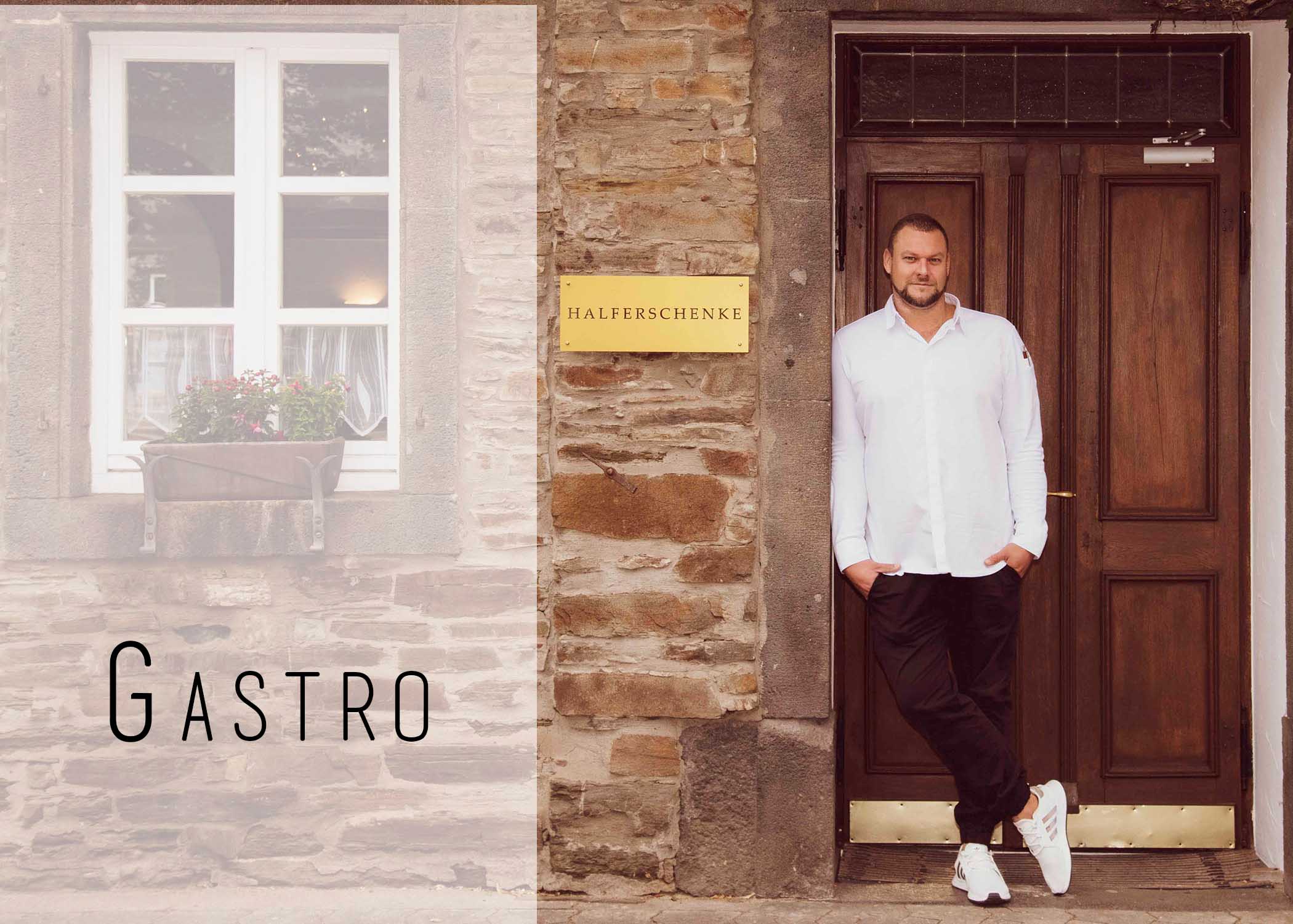 Küchenchef am Eingang seines Restaurants, der die Leidenschaft und Professionalität in der Gastronomiefotografie von Fotostudio Reuther repräsentiert.