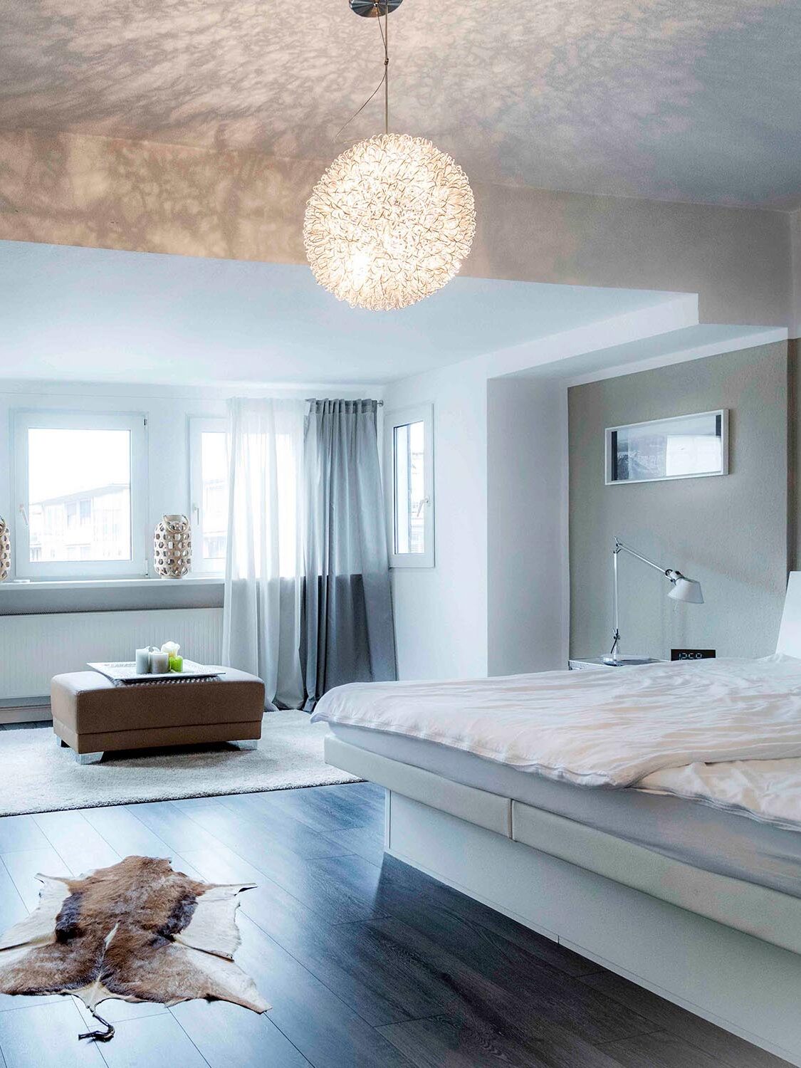 Stilvoll eingerichtete und luxuriöse Wohnung, die hochwertige Immobilienfotografie von Fotostudio Reuther zeigt."