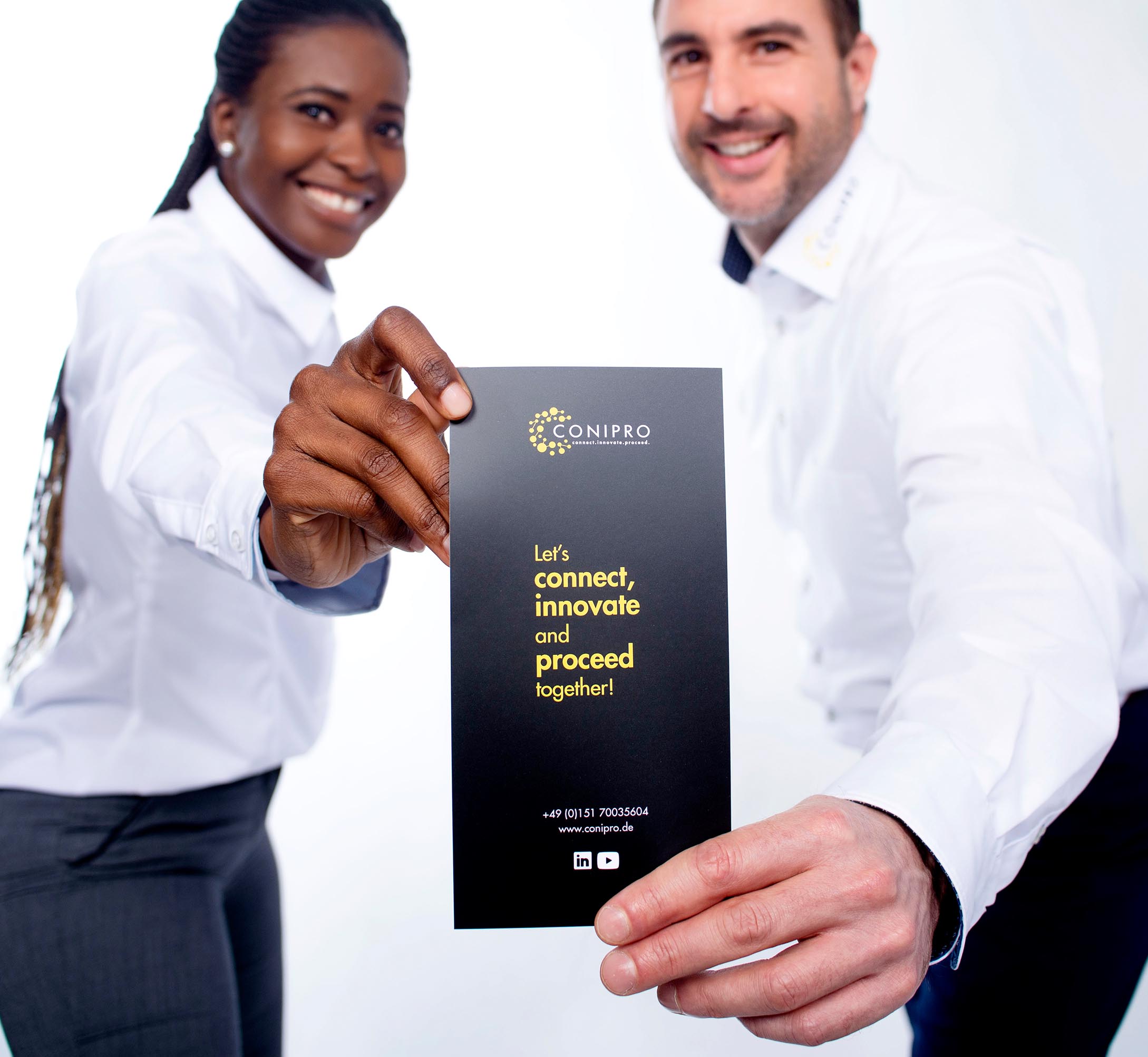 Zwei Menschen, die gemeinsam einen Flyer halten, was auf eine Zusammenarbeit oder ein gemeinsames Projekt hinweist.