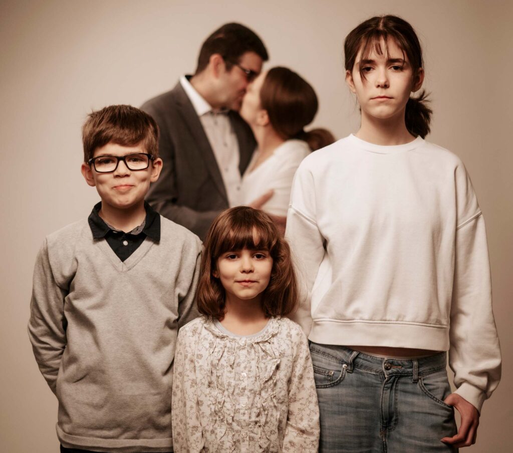 Familienportrait in Sepiatönen. Studioaufnahme bei Fotostudio Reuther.