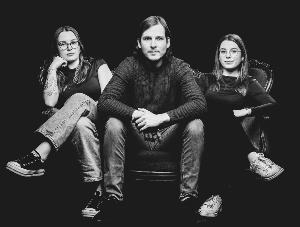 Schwarz-Weiß-Fotografie Familienaufnahme von Fotostudio Reuther