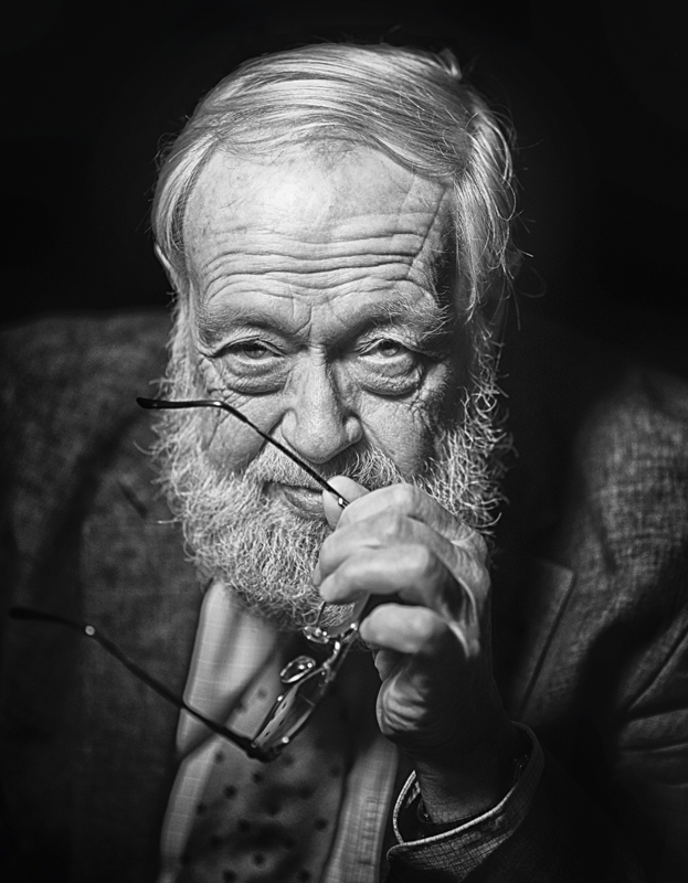 Portraitfotografie von Sarah Reuther eines alten Mannes, der mit seiner Brille direkt in die Kamera schaut, ideal für authentische Portraits in Koblenz.
