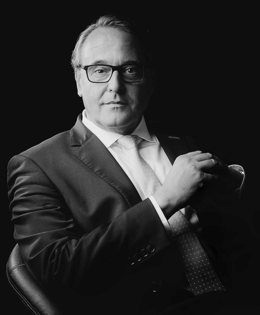 Studioaufnahme eines Mannes, der in die Kamera schaut. Fotografiert von Fotostudio Reuther.