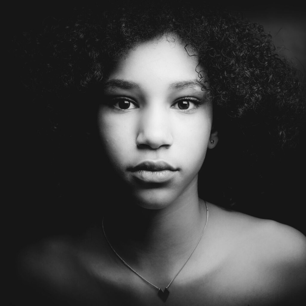Junge Frau portraitiert im Fotostudio Reuther. Portraitfotografie Koblenz.